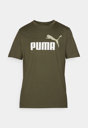 Tricou din bumbac de culoare verde măsliniu, cu un mare logo alb "PUMA" și un grafic cu un puma sărind pe umărul stâng. Mâneci scurte, guler rotund.