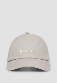 Helle graue Baseballmütze aus Baumwolle mit gebogenem Schirm. Auf der Vorderseite befindet sich das gestickte "S.OLIVER"-Logo. Glatte Textur.