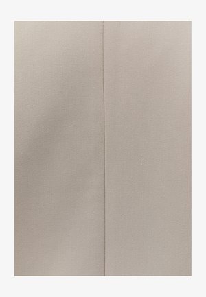 Tela beige con una costura vertical que corre por el centro, mostrando una textura tejida en sarga diagonal y ligeras arrugas a ambos lados.