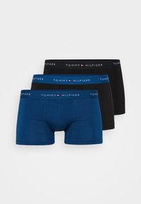 Kolme paria Tommy Hilfiger -boxerihousuja merensinisen ja mustan värisenä, jossa on logolla varustettu elastinen vyötärö, sileä kangas ja istuva muotoilu.