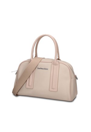 Borsa strutturata beige con due manici superiori, tracolla larga e staccabile, chiusura con cerniera e piccolo logo argento sul davanti.
