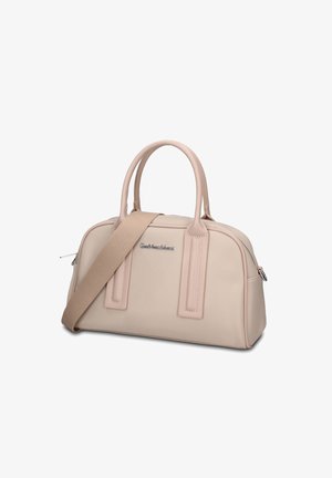Borsa strutturata beige con due manici superiori, tracolla larga e staccabile, chiusura con cerniera e piccolo logo argento sul davanti.