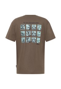 Bruine katoenen t-shirt met een grafische print van twaalf blauwe vierkanten met natuurtaferelen. Ronde hals en korte mouwen.