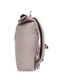 Mochila con cierre enrollable de color gris claro, con correas acolchadas para los hombros, panel trasero de malla y bolsillo lateral con cremallera, vista lateral.