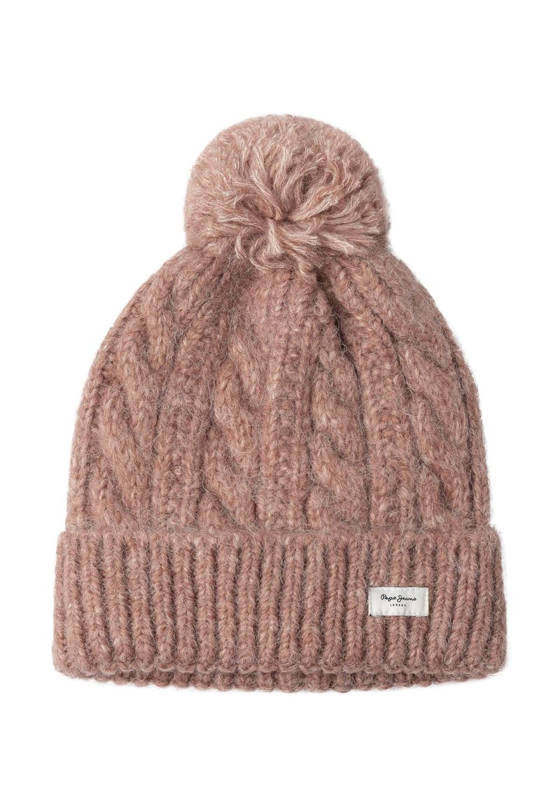 Bonnet en tricot rose à motif de câble avec un pompon duveteux sur le dessus, présentant une bordure côtelée et une étiquette cousue en accent. Texture douce avec un design cosy.