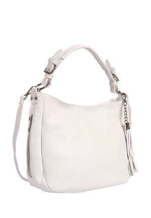 Weiße Lederhandtasche mit kurzem verstellbarem Schulterriemen, einer Reißverschlusstasche an der Seite und einem Quastenanhänger an einer silbernen Kette.