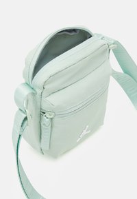Jordan AIRBORNE FESTIVAL BAG - Schoudertas - pistachio frost