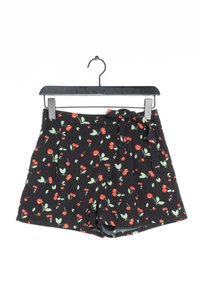 Pantalones cortos negros con un estampado de cerezas, que presentan cerezas rojas y hojas verdes. Incluyen un cinturón con lazo y bolsillos para un detalle adicional.