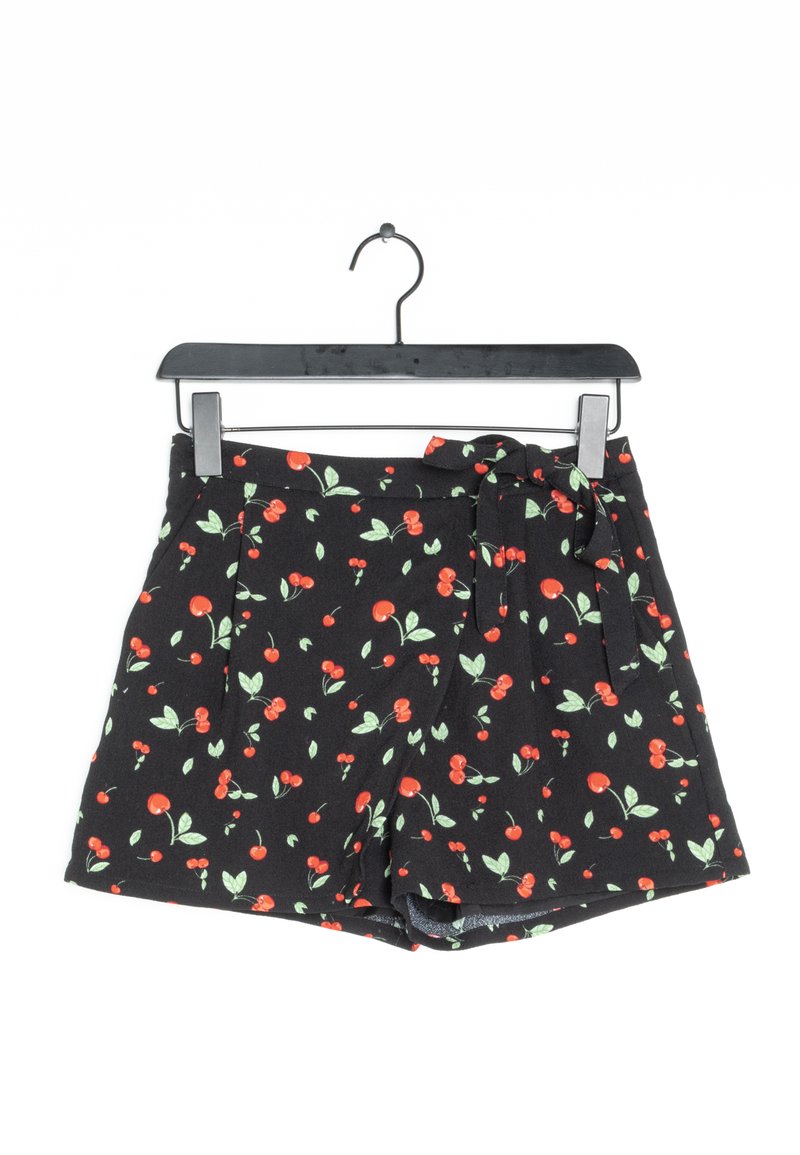 Pantalones cortos negros con un estampado de cerezas, que presentan cerezas rojas y hojas verdes. Incluyen un cinturón con lazo y bolsillos para un detalle adicional.