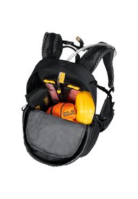 Schwarzer Trinkrucksack mit Netzüftern, ausgestattet mit einer orangen Wasserflasche, einem gelben Behälter und einer grauen Reißverschlusstasche innen.