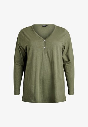 Długi rękaw, oliwkowo-zielony top z miękkiej tkaniny. Posiada dekolt w kształcie litery V oraz listwę na trzy guziki, z luźnym krojem zapewniającym wygodę.