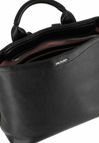 Borsa a mano in pelle nera con finitura testurizzata, dotata di chiusura superiore con zip e tasca interna, contrassegnata da un accento logo in argento.