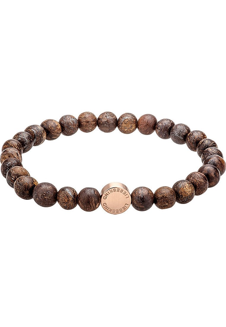 Holzperlenarmband mit dunkelbraunen Perlen in verschiedenen Schattierungen, elastischem Design und einem bronzenen Akzent mit eingraviertem Text.