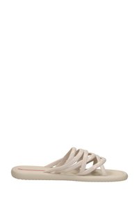 Beige platta sandal med flera smala, strukturerade remmar som korsar över foten och en slät, vadderad sula.