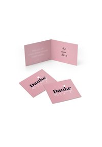 Rozā salocīta kartīte ar baltu un melnu tekstu, ar tekstu iekšpusē un ārpusē. Iekļauj vietu roku rakstītiem ziņojumiem.