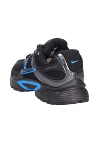 Scarpe sportive nere realizzate con materiali in mesh e sintetici. Accenti blu sul tallone e sul lato, suola texturizzata con un design curvo.