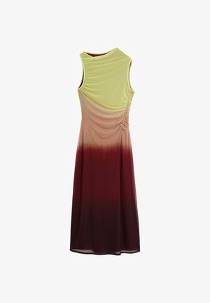 Maksi haljina bez rukava s naborima, s postupnim prijelazom boje od svijetložute na vrhu do tamnoburgundske na dnu.