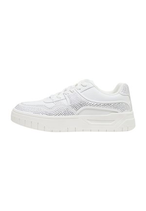 Hvid low-top sneaker med snørebånd foran, tyk sål og dekorative perforeringer på siderne og tåområdet.
