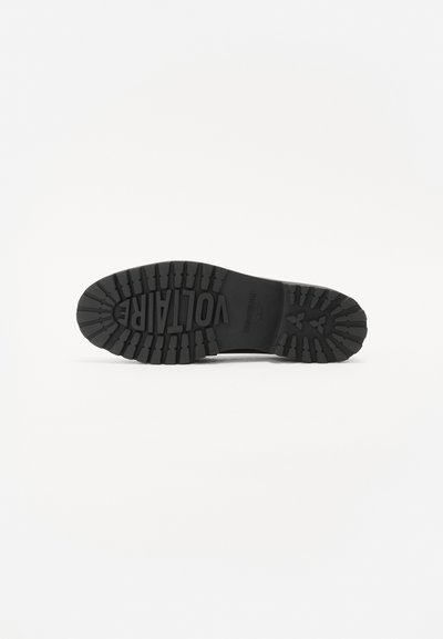 Black rubber boot sole featuring a tread pattern for grip, with raised "VOLTAR" text. The texture is textured for enhanced traction.