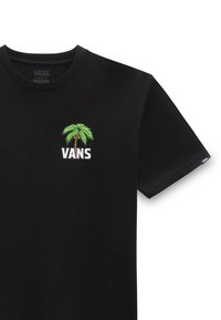 Mustalla lyhythihaisella t-paidalla, joka on valmistettu puuvillasta; siinä on palmu- ja "VANS"-logo valkoisena ja vihreänä vasemmassa rintataskussa.