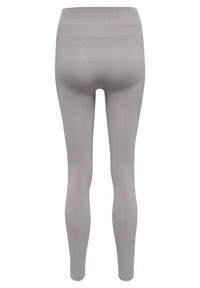 Lichtgrijze leggings met een hoge tailleband, gemaakt van soepel, rekbaar materiaal. Kenmerkt een naadloze achterkant met een subtiel chevronpatroon.