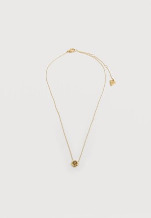 Collar delicado de cadena de oro con un pequeño colgante redondo que presenta un diseño intrincado y un cierre ajustable con un encanto triangular.