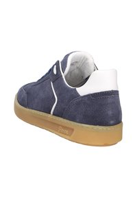 Sneaker in camoscio blu navy con dettagli bianchi, suola in gomma e punta tonda. Presenta una texture liscia, design con lacci e marchio laterale.