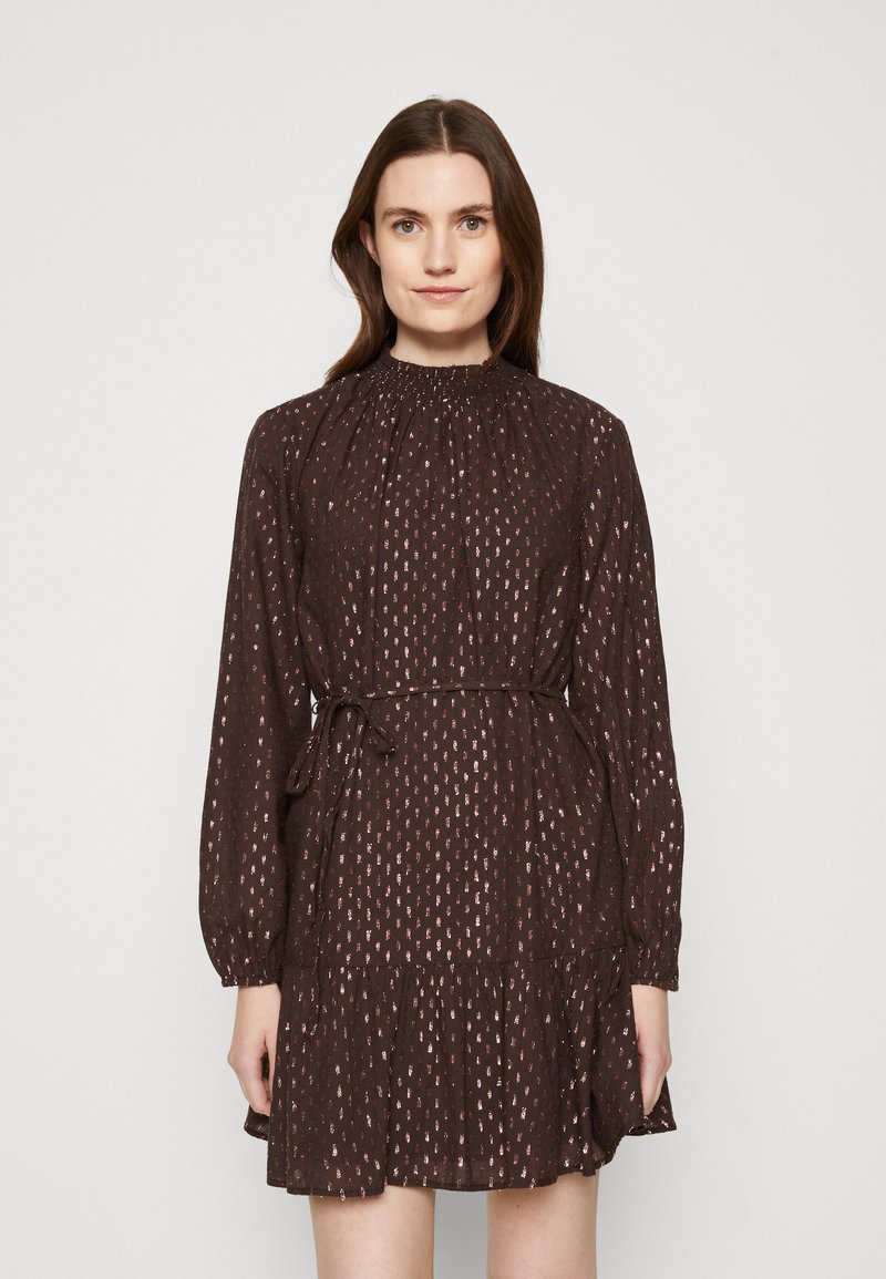 GAP - SMOCK CLIP DRESS - Vestido de cóctel - brown, Ampliar