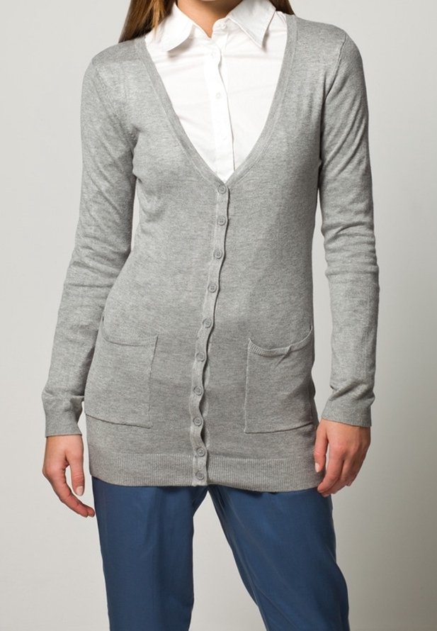 Ljusgrå cardigan gjord av mjukt stickat tyg, med V-ringning, långa ärmar, knappstängning fram och två framfickor.