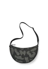 Čierna a sivá vzorovaná crossbody taška polkruhového tvaru, vyrobená z mäkkej látky, s nastaviteľným popruhom a zipsovým uzatvorením.