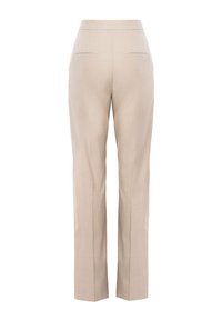 Beige op maat gemaakte broek met een hoge taille, rechte pijpen en twee achterzakken. Gladde textuur en subtiel patroon zichtbaar in de stof.