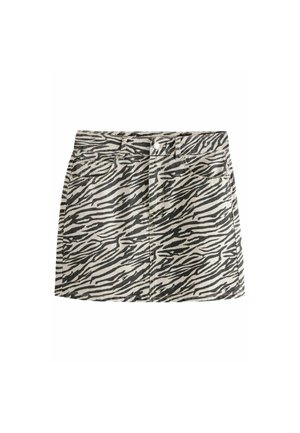 Minirock mit schwarz-weißen Zebrastripes, vordere Knöpfe, Gürtelschlaufen und Taschen auf weißem Hintergrund.