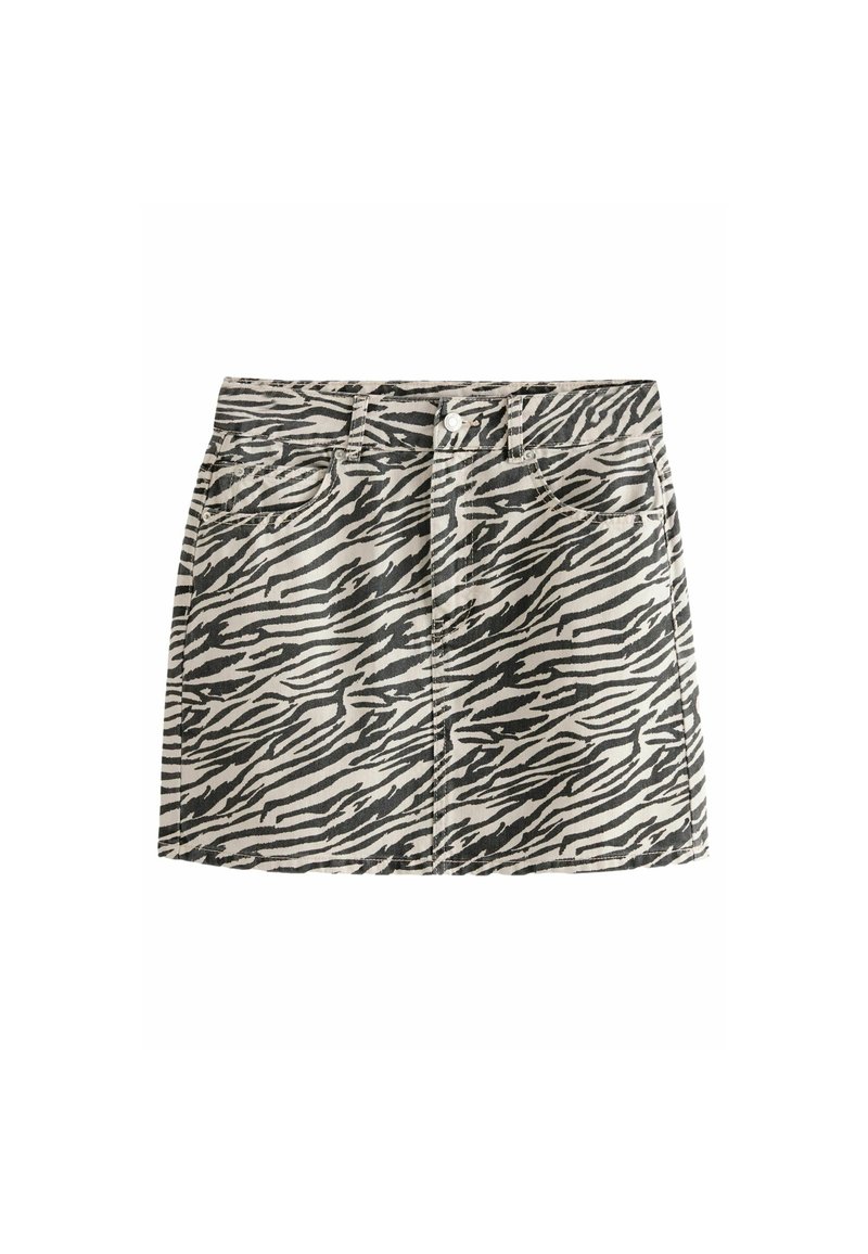 Mini-jupe à rayures zèbre noires et blanches, bouton frontal, passants de ceinture et poches sur fond blanc.