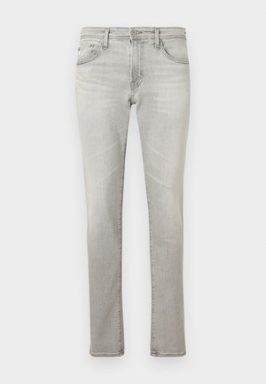 Světle šedé džíny z denimu se střihem s rovnými nohavicemi. Mají tradiční design s pěti kapsami, zapínání na knoflíky a jemné vyblednutí pro texturu.