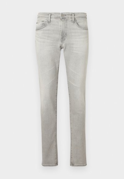 Τζιν παντελόνι από ανοιχτό γκρι denim με ίσια γραμμή. Διαθέτει παραδοσιακό σχεδιασμό με πέντε τσέπες, κούμπωμα με κουμπί και διακριτική ξεθώριαση για υφή.