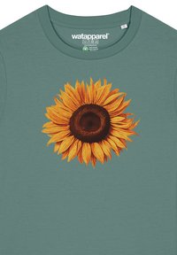 Teal katoenen T-shirt met een grote, levendige zonnebloemafbeelding met gedetailleerde gele bladeren en een donkerbruine kern.