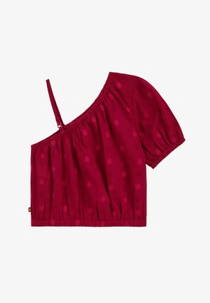 Czerwony, jednobarwny krótki top z jednym odsłoniętym ramieniem, bufkami na krótkim rękawie, elastycznym dołem i subtelnym wzorem w groszki.