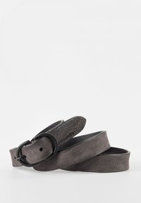 Grijze leren riem met een zachte textuur, voorzien van een zwarte ronde metalen gesp en een lange, gekrulde strap. Subtiele branding op het leer.