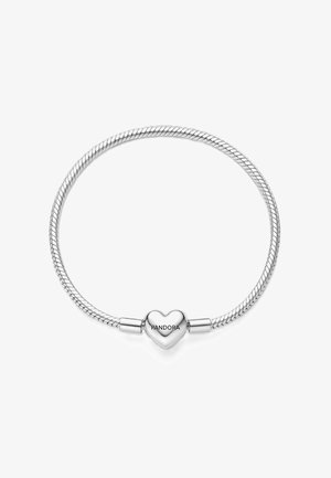 Bracciale in argento con un design intrecciato, caratterizzato da una chiusura a forma di cuore incisa con la scritta "PANDORA". Finitura liscia e lucida.