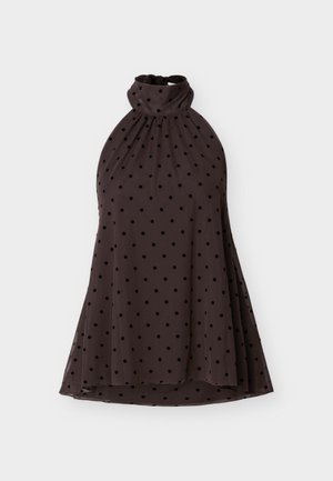 Αμάνικο σκούρο καφέ φόρεμα με ψηλή γιακά και μαύρες πουά, ρέον σχέδιο σε γραμμή A, παρουσιάζεται απλωμένο σε λευκό φόντο.