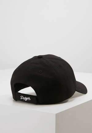 Czarna czapka baseballowa z regulowanym paskiem, z białym napisem „Dodgers”, wyświetlana na białej powierzchni na jednolitym tle.