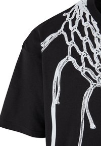 Sort bomulds T-shirt med et hvidt grafisk design, der ligner en skelet-hånd. Korte ærmer og rund halsudskæring med en glat tekstur.