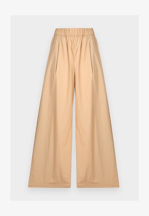 Beežid laiad püksid elastse vöökoha, voldi detailide ja sileda, kerge kangaga.