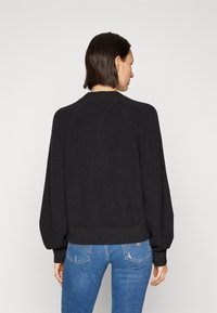 Tommy Jeans BADGE MOCKNECK SWEATER - Jersey de punto - black