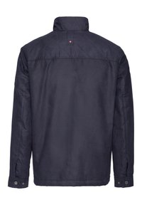 Marineblaue Jacke mit strukturierter Oberfläche, hohem Kragen und Druckknopfmanschetten. Sie weist ein dezentes Steppmuster auf den Schultern auf.