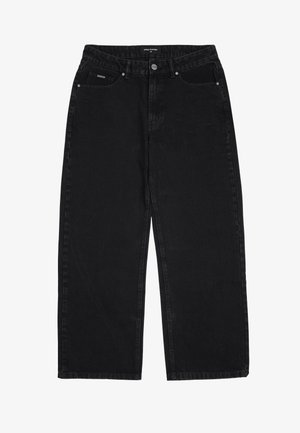 Czarne dżinsy z luźnym krojem, pięcioma kieszeniami i zapięciem na guzik. Tkanina ma lekko chropowatą fakturę i minimalne detale metalowe.