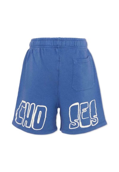 Shorts bleus avec taille élastique, une poche arrière et des lettres blanches en contour formant "CHO" sur la cuisse gauche et "SES" sur la cuisse droite.