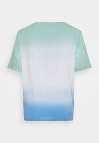 T-shirt met korte mouwen met een gradient ontwerp dat overgaat van muntgroen naar lichtblauw, met een zachte katoenstructuur.