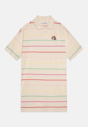 Creme polo med røde, pink, gule og grønne vandrette striber og et lille regnbue- og krokodille-logo på brystet.