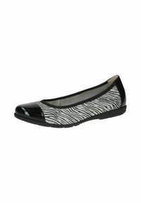 Chaussure plate rayée noir et blanc avec un bout en vernis noir brillant et un dessus texturé. Semelle noire flexible pour le confort.